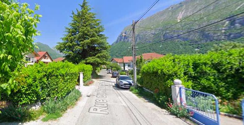 La victime garait son scooter devant une propriété dans la rue du Moucherotte à Saint-Égrève quand il a été la cible de plusieurs coups de feu. Photo capture Google maps.