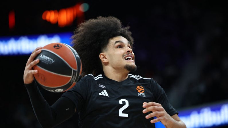 Le Paris Basketball a remporté la première victoire en Euroligue de son histoire en battant  sans contestation (84-80) le Panathinaikos, tenant du titre et sept fois vainqueur de la compétition. (Photo : ANNE-CHRISTINE POUJOULAT/AFP via Getty Images)