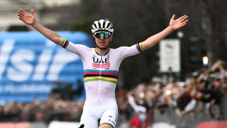 Insolent de facilité, Tadej Pogacar a remporté samedi à Côme son quatrième Tour de Lombardie consécutif, égalant le record de Fausto Coppi, après un nouveau cavalier seul qui conclut une saison monumentale. (Photo : MARCO BERTORELLO/AFP via Getty Images)