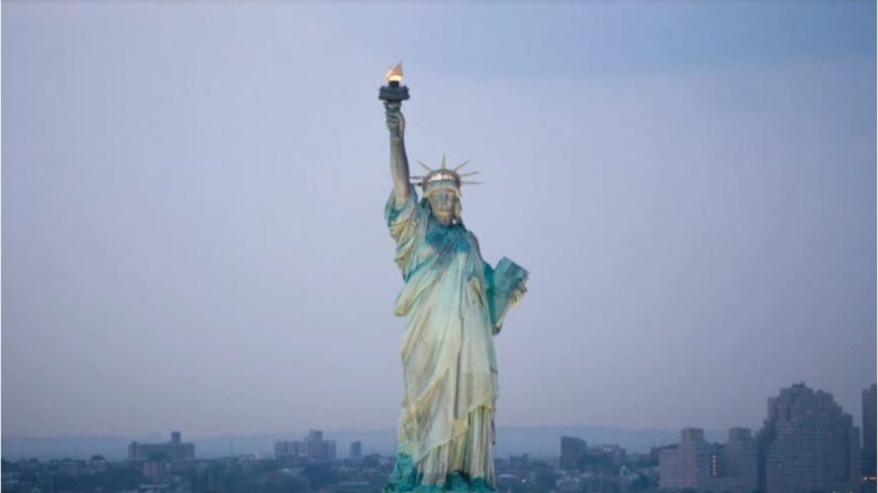 Vue aérienne de la statue de la Liberté à New York le 8 septembre 2016 (Drew Angerer/Getty Images)