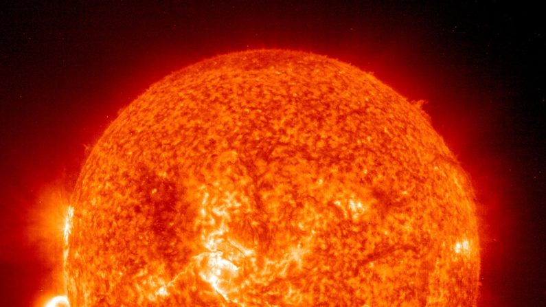 Sur cette photo fournie par la NASA, la région 486 de l'Observatoire solaire et héliosphérique a déclenché une éruption record le 18 novembre 2003 (en bas à gauche) sur le Soleil. (NASA via Getty Images) 