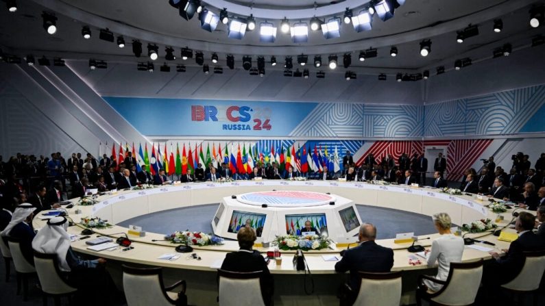 Le président russe Vladimir Poutine prononce un discours lors de la réunion au format élargi du sommet des BRICS à Kazan, en Russie, le 23 octobre 2024. (Alexander Nemenov/AFP via Getty Images)