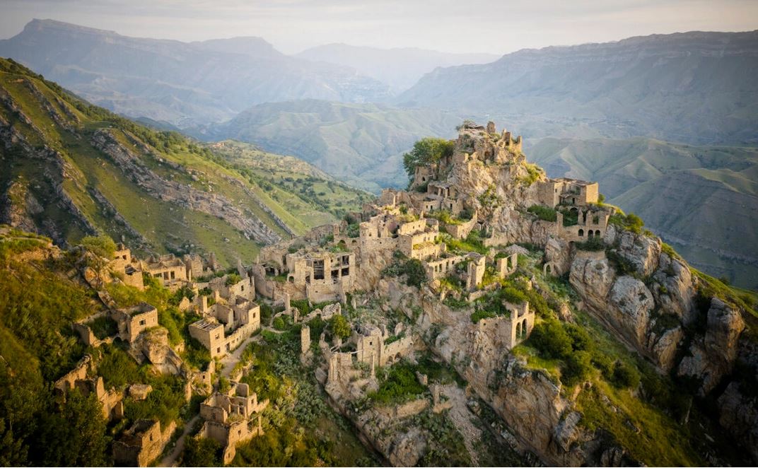 Les ruines d'un ancien village datant de plusieurs milliers d'années se dressent sur un pic montagneux escarpé - voici qui a construit ce village