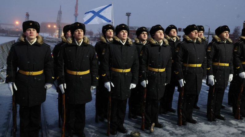 Des marins s'alignent sur le pont de la frégate Amiral Kasatonov lors de la visite du président russe dans le port arctique de Severodvinsk, le 11 décembre 2023. (MIKHAIL KLIMENTYEV/POOL/AFP via Getty Images)