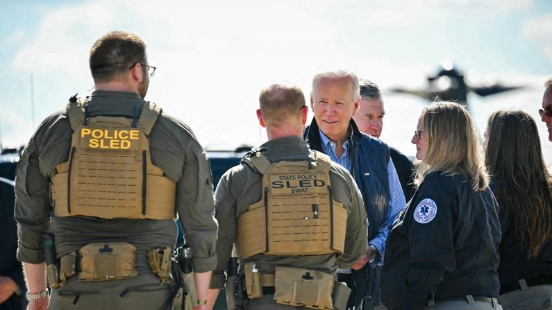 Joe Biden salue des représentants des forces de l'ordre alors qu'il monte à bord d'Air Force One avant de quitter l'aéroport international de Greenville-Spartanburg à Greer, en Caroline du Sud, le 2 octobre 2024. Joe Biden est en visite en Caroline du Nord et en Caroline du Sud pour évaluer les dégâts causés par le passage de l'ouragan Hélène. (Mandel Ngan/AFP via Getty Images)