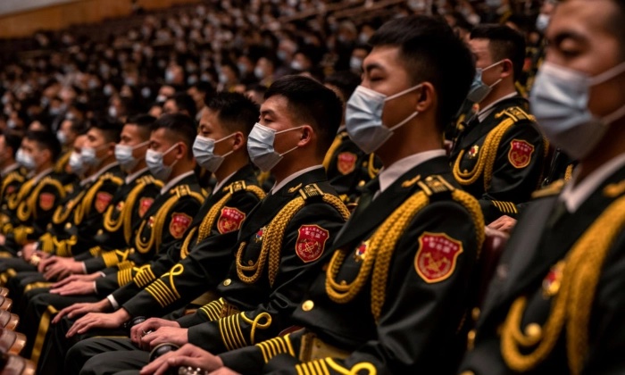 Des membres de l'Armée populaire de libération sont assis lors de la cérémonie d'ouverture du 20e Congrès national du Parti communiste chinois au Grand Hall du Peuple, le 16 octobre 2022 à Pékin, en Chine.(Kevin Frayer/Getty Images)