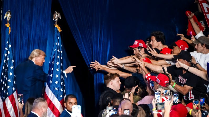 Le candidat républicain à la présidence et ancien président Donald Trump interagit avec des partisans lors d'un rassemblement de campagne à Mullet Arena à Tempe, en Arizona, le 24 octobre 2024. (Rebecca Noble/AFP via Getty Images)