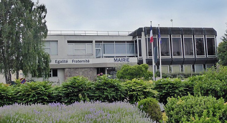 La mairie et son parc. (Photo : WCOMFR/Wikimédia)