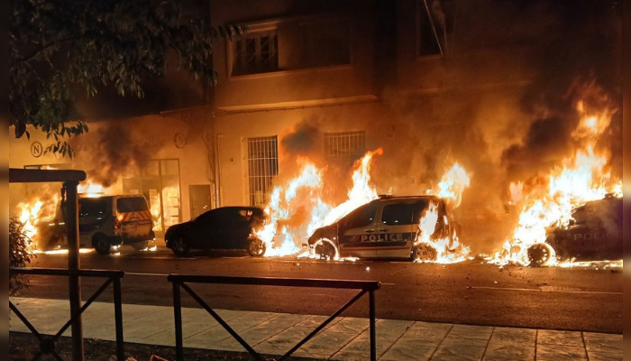 Plusieurs véhicules de police ont été incendiés, le 9 octobre 2024, devant le commissariat de Cavaillon (Vaucluse). (Capture d’écran compte X de William Maury, délégué national nuit du syndicat Alliance Police nationale)