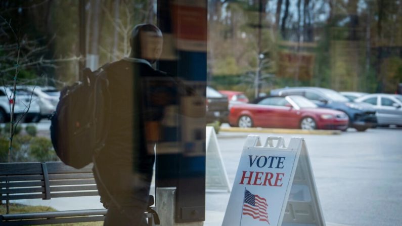 Un site de vote anticipé avant l'élection primaire républicaine à la bibliothèque Wando Mount Pleasant à Mount Pleasant, en Caroline du Sud, le 17 février 2024. (Madalina Vasiliu/Epoch Times)