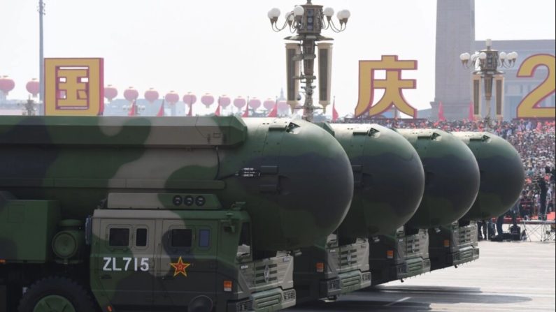 Des missiles balistiques intercontinentaux à capacité nucléaire DF-41 de la Chine lors d'un défilé militaire sur la place Tiananmen, à Pékin, le 1er octobre 2019. (Greg Baker/AFP via Getty Images)