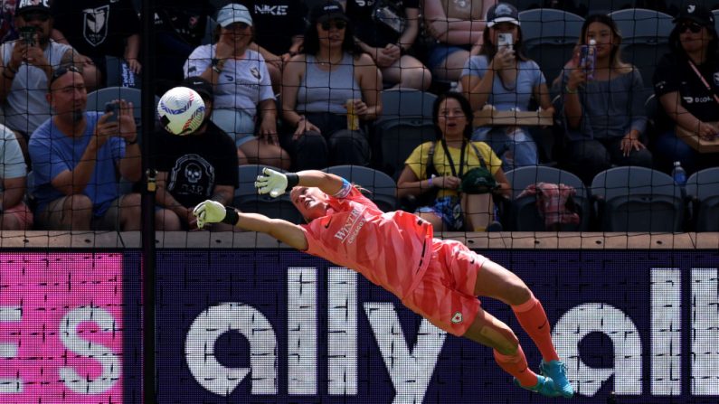 Alyssa Naeher, championne olympique et du monde avec les Etats-Unis, a annoncé lundi qu'elle prendrait sa retraite internationale à 36 ans, à l'issue de la tournée de l'équipe américaine en Europe. (Photo : Harry How/Getty Images)