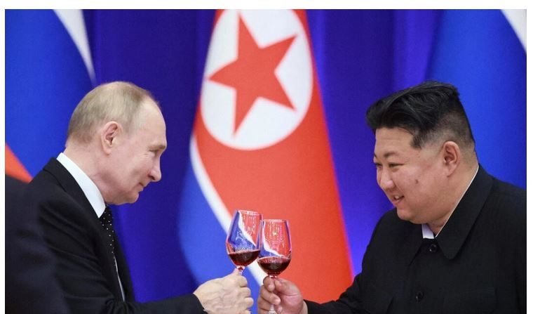 Le président russe Vladimir Poutine et le dirigeant nord-coréen Kim Jong-un portent un toast lors d'une réception à la maison de réception Mongnangwan, à Pyongyang, capitale de la Corée du Nord, le 19 juin 2024. Poutine a été accueilli sur un tapis rouge, une cérémonie militaire et une accolade du dirigeant nord-coréen lors de sa visite d'État à Pyongyang, au cours de laquelle les deux hommes se sont engagés à resserrer leurs liens. (Vladimir Smirnov/POOL/AFP via Getty Images)