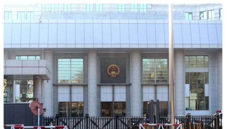 Des barricades sont installées devant un tribunal à Pékin. (Goh Chai Hin/AFP via Getty Images)