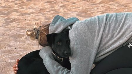 Un moment « magique » : Amalka, la chienne échappée d’un avion à l’aéroport Charles-de-Gaulle, retrouve sa maîtresse après neuf jours de fugue