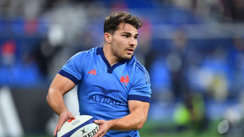 Le demi de mêlée et capitaine du XV de France Antoine Dupont a expliqué vendredi que jouer contre les All Blacks "est toujours un grand match", à la veille de la rencontre face à la Nouvelle-Zélande samedi au Stade de France. (Photo : Franco Arland/Getty Images)