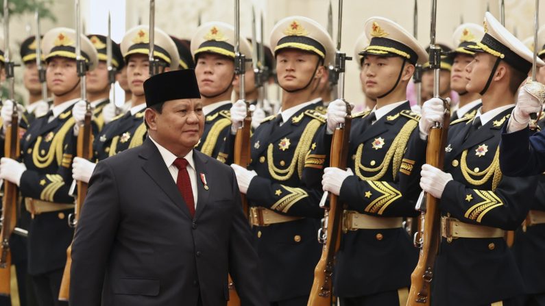 Le président indonésien Prabowo Subianto passe en revue la garde d'honneur lors d'une cérémonie de bienvenue au Grand Hall du Peuple, le 9 novembre 2024 à Pékin, en Chine. (Florence Lo - Pool / Getty Images)