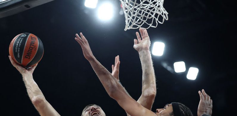 Le Paris Basket a encore frappé fort vendredi en s'offrant largement le FC Barcelone (103-87) en Catalogne lors de la 10e journée d'Euroligue, portant sa belle série à six succès consécutifs dans la compétition. (Photo : ANNE-CHRISTINE POUJOULAT/AFP via Getty Images)