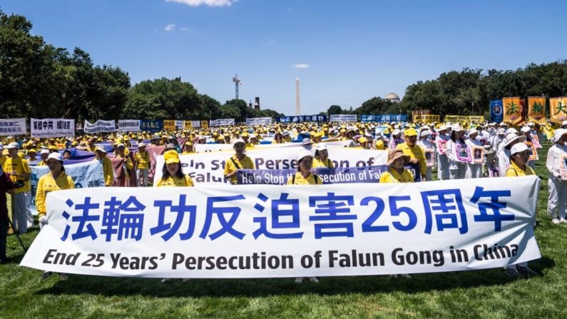 Des pratiquants de Falun Gong participent à un rassemblement appelant à la fin des 25 années de persécution du Falun Gong par le Parti communiste chinois, sur le National Mall à Washington, le 11 juillet 2024. (Madalina Vasiliu/The Epoch Times)