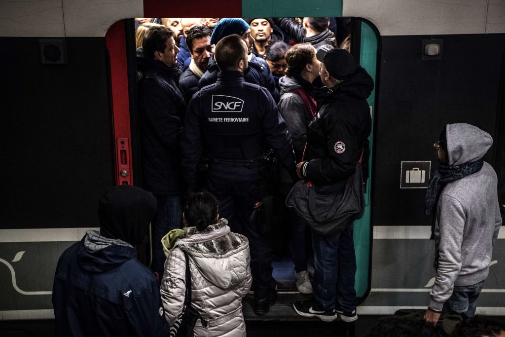 Attaque à la hache dans le RER E suite à une bagarre, quatre personnes sont blessées, dont deux grièvement