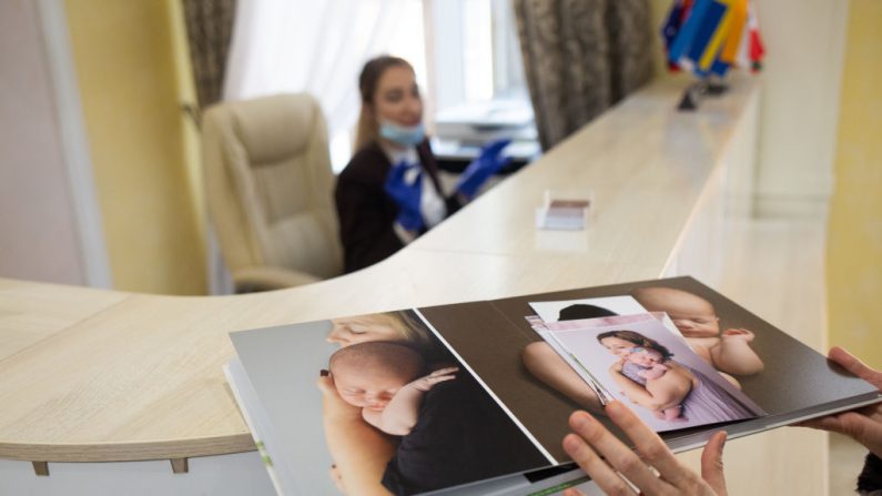 
Un album photo de bébés et les clients de la clinique BioTexCom, à la réception de l'hôtel Venice, le 22 mai 2020 à Kiev, en Ukraine.  (Anastasia Vlasova/Getty Images)