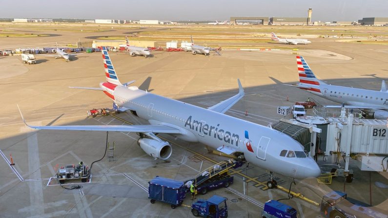 Un avion d'American airlines visible à l'aéroport international de Dallas Ft Worth à la porte d'embarquement, le 23 août 2020. (DANIEL SLIM/AFP via Getty Images)