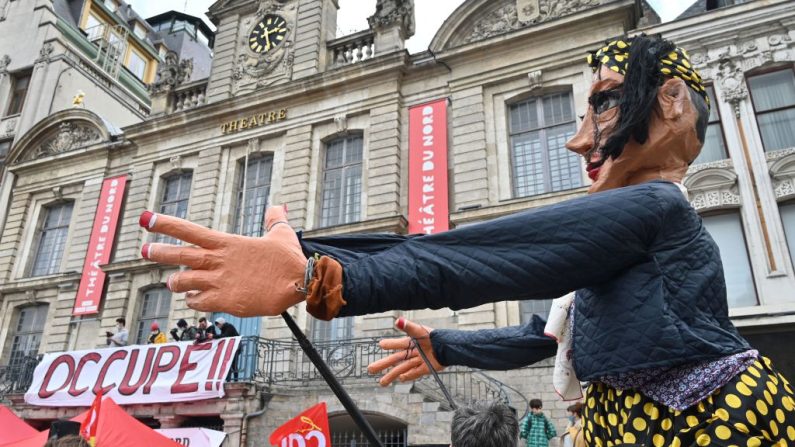 Des intermittents du spectacle français manifestent devant le Théâtre du Nord à Lille, le 26 mars 2021. (Photo DENIS CHARLET/AFP via Getty Images)