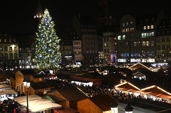 Le sapin de Noël géant sur la place Kléber à Strasbourg, en 2021.  (FREDERICK FLORIN/AFP via Getty Images)