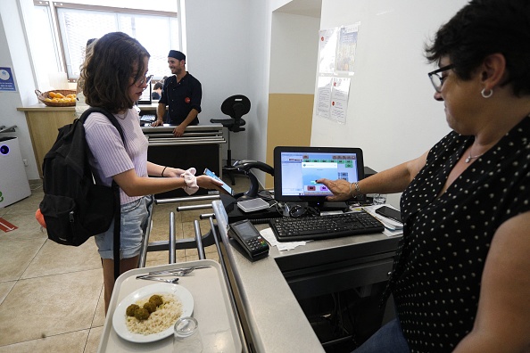 Une aide financière de 20 à 50 euros pour les étudiants éloignés des restos U