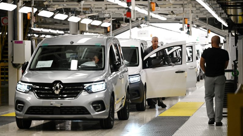 Des employés travaillent sur la chaîne de montage de la Renault Kangoo à l'usine MCA de Maubeuge, dans le nord de la France, le 6 octobre 2022. (Photo FRANCOIS LO PRESTI/AFP via Getty Images)