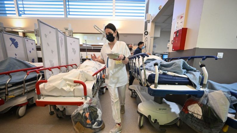 
Une infirmière marche entre deux lits de patients au milieu des urgences de l'hôpital de Hautepierre, à Strasbourg, dans l'est de la France, le 29 décembre 2022. (SEBASTIEN BOZON/AFP via Getty Images)