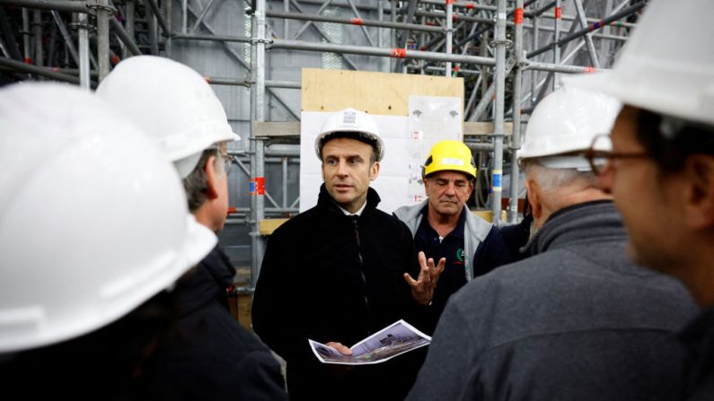 Le président Emmanuel Macron, portant un casque de travail, s'entretient avec des experts en conservation alors qu'il visite le chantier de restauration de la cathédrale Notre-Dame de Paris, endommagée par un incendie dévastateur il y a quatre ans, à Paris, en France, le 14 avril 2023. (SARAH MEYSSONNIER/POOL/AFP via Getty Images)