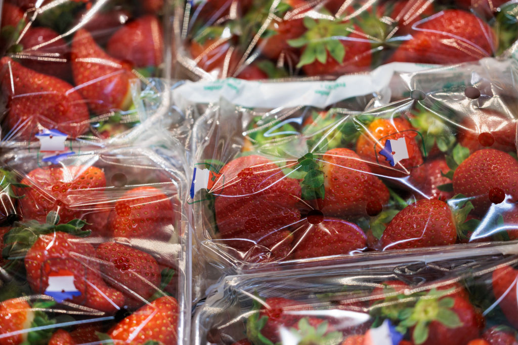 Intermarché cesse de vendre des fraises et des cerises en hiver