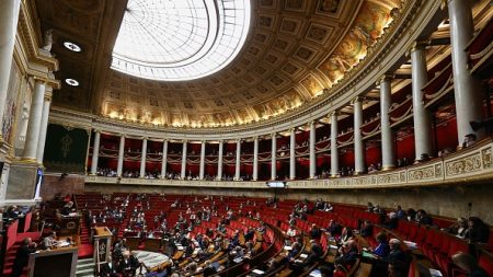 Altercation entre députés dans l’hémicycle, des huissiers s’interposent