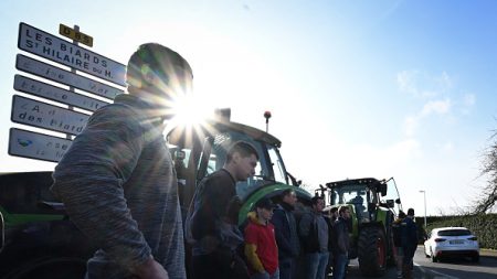 « Agrocarnage » : 400 manifestants contre « le projet de plus grande serre à tomates d’Europe » dans la Manche