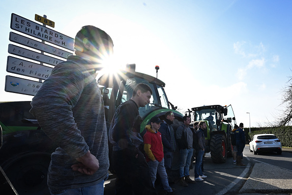 "Agrocarnage" : 400 manifestants contre "le projet de plus grande serre à tomates d'Europe" dans la Manche