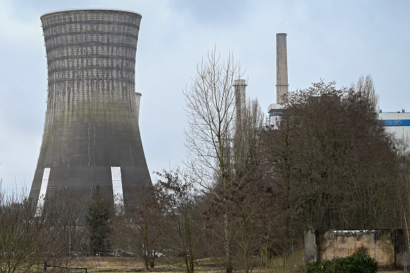 La tour de refroidissement, la « grande tour » historique de la centrale à charbon Emile Huchet, est photographiée juste avant sa démolition par explosion, à Saint-Avold, le 11 février 2024. (JEAN-CHRISTOPHE VERHAEGEN/AFP via Getty Images)