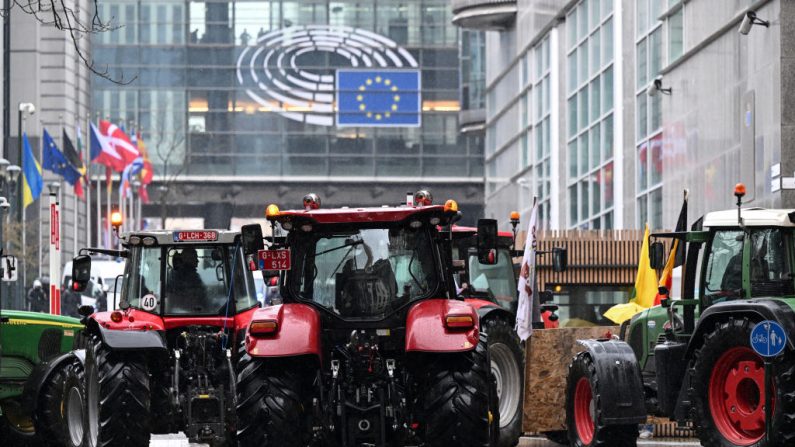 
Des tracteurs d'agriculteurs sont stationnés devant le Parlement européen lors d'une manifestation à Bruxelles, le 26 février 2024. (JOHN THYS/AFP via Getty Images)