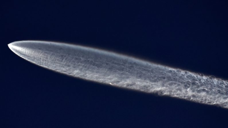 Une fusée Falcon 9 de SpaceX s'envole avec 22 satellites Internet Starlink dans l'espace après son lancement depuis la base spatiale de Vandenberg, le 18 mars 2024, vue de Los Angeles (Californie). (Mario Tama/Getty Images)