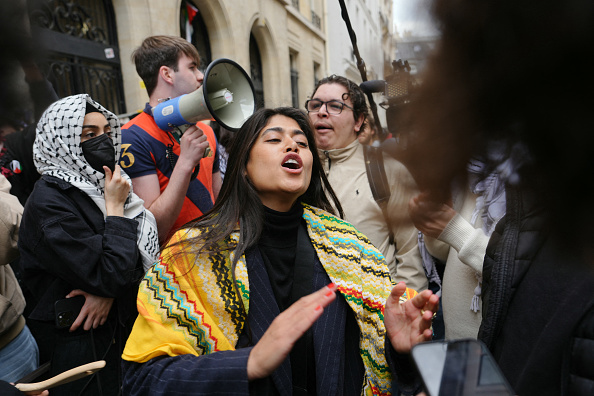 Rima Hassan (au c.) participe à un rassemblement devant Sciences Po Paris alors que des étudiants occupent un bâtiment en soutien aux Palestiniens, à Paris, le 26 avril 2024. (DIMITAR DILKOFF/AFP via Getty Images)