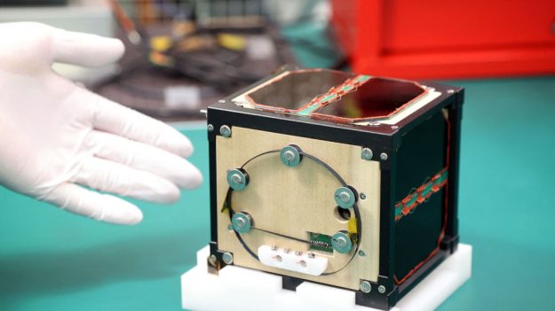 Le premier satellite en bois du monde en route vers l’espace, un modèle japonais appelé à « se généraliser »