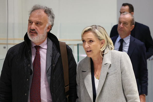 La députée du RN Marine Le Pen et son avocat Rodolphe Bosselut arrivent au palais de justice pour un procès sur des soupçons de détournement de fonds publics européens. (ALAIN JOCARD/AFP via Getty Images)