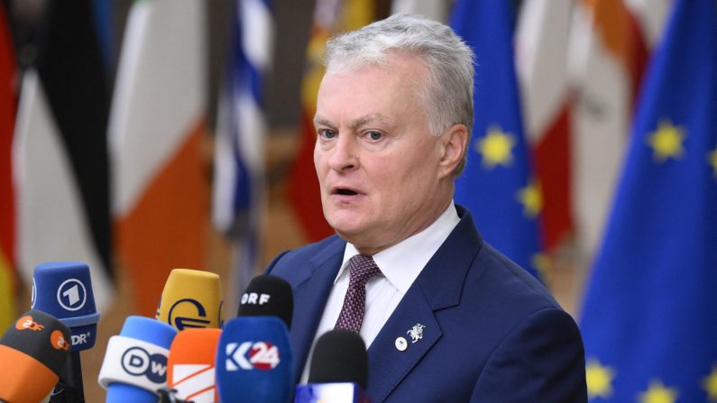 Le président lituanien Gitanas Nauseda répond aux questions des journalistes en arrivant au sommet de l'UE à Bruxelles, le 17 octobre 2024. (JOHN THYS/AFP via Getty Images)