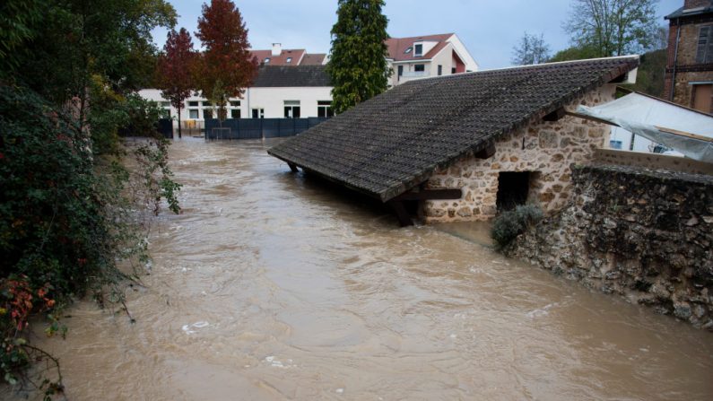 Maisons inondées, à Saint-Rémy-les-Chevreuse, dans les Yvelines, le 18 octobre 2024. (Photo MAGALI COHEN/Hans Lucas/AFP via Getty Images)