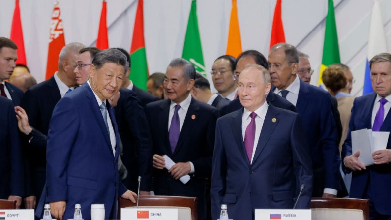 
Des officiels, dont le dirigeant russe Vladimir Poutine et le dirigeant chinois Xi Jinping, assistent à une session plénière dans le format outreach/BRICS Plus lors du sommet des BRICS à Kazan, le 24 octobre 2024. (MAXIM SHEMETOV/POOL/AFP via Getty Images)