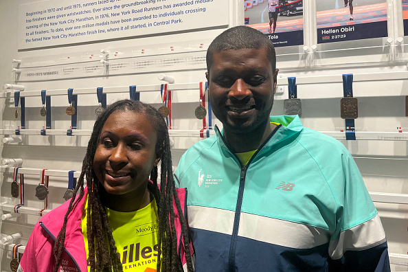 Jasmine Murrell (à g.) et son mari Kevin Orcel, coureurs malvoyants du New Jersey qui participeront au marathon de New York le 3 novembre, posent à New York le 8 octobre 2024. (THOMAS URBAIN/AFP via Getty Images)