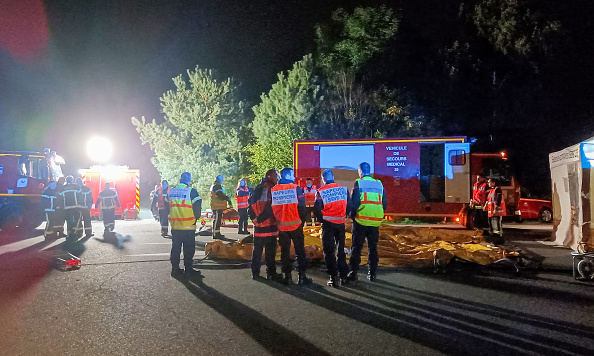 Des pompiers travaillent dans un centre médical à côté d'un entrepôt désaffecté à Brie, dans le sud de Rennes, le 3 novembre 2024. (ÉRIC THOMAS/AFP via Getty Images)