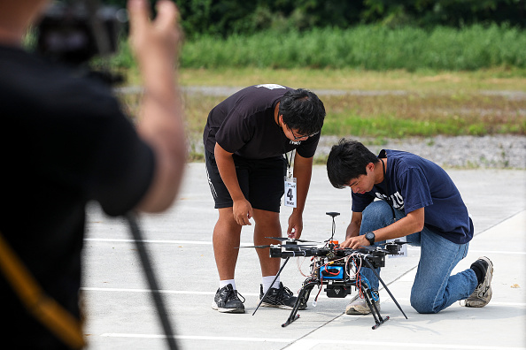 Cette photo prise le 16 octobre 2024 montre un étudiant préparant un drone multirotor lors du Second National Defense Application of the unmanned aerial vehicle (UAV) Challenge à Chiayi.  Taipei multiplie les investissements dans les drones afin de se doter d'une défense plus agile contre une éventuelle attaque chinoise. (Photo I-HWA CHENG/AFP via Getty Images)