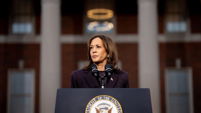 La vice-présidente Kamala Harris s'exprime à l'université Howard à Washington le 6 novembre 2024. L'ancien président Donald Trump a remporté une large victoire le 5 novembre lors de l'élection présidentielle américaine, battant Kamala Harris pour achever son retour sur la scène politique. (Andrew Harnik/Getty Images)