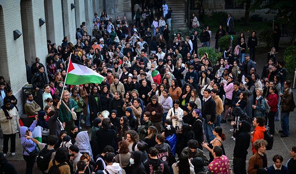 « Israël criminel, Yaël complice » : des tags et une manifestation d’étudiants pro-palestiniens contre la venue de Yaël Braun-Pivet à Lyon